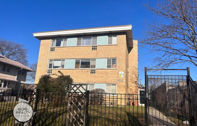 East Rogers Park Units on Juneway With Parking Available!