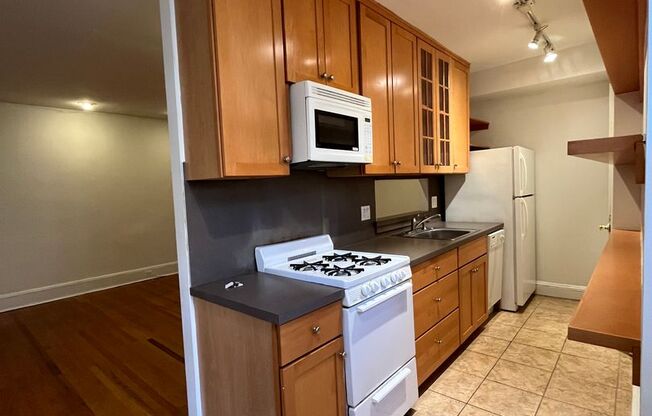 2 beds, 1 bath, 1,000 sqft, $1,640, Unit #3F