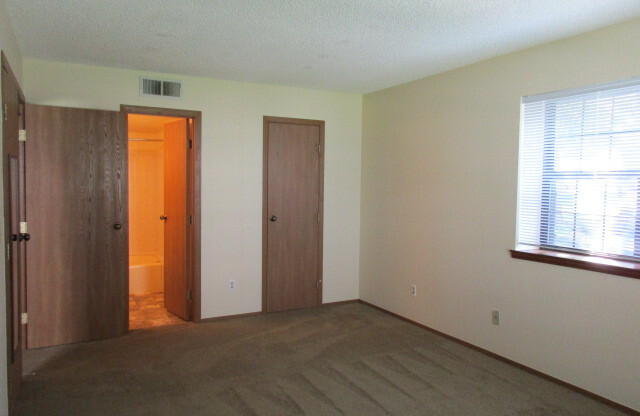 2 beds, 2 baths, 1,020 sqft, $1,900, Unit 921 S Zeno Way