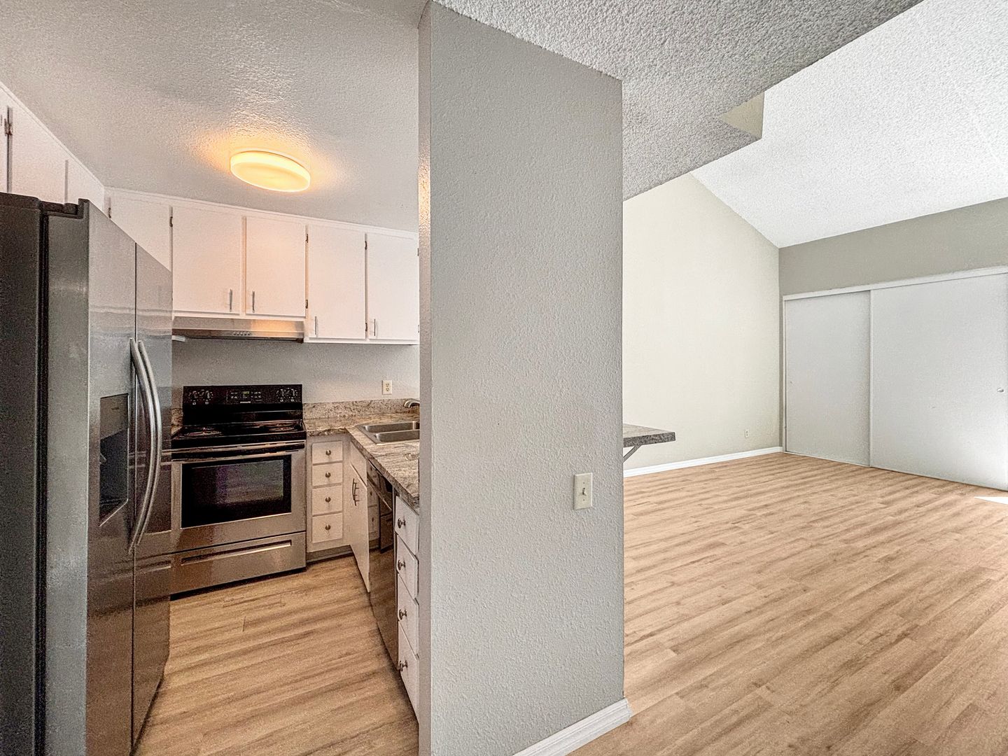 Spacious 1BD/1BA Condo in the Bay Ho Community W/ Community Pool & Laundry!