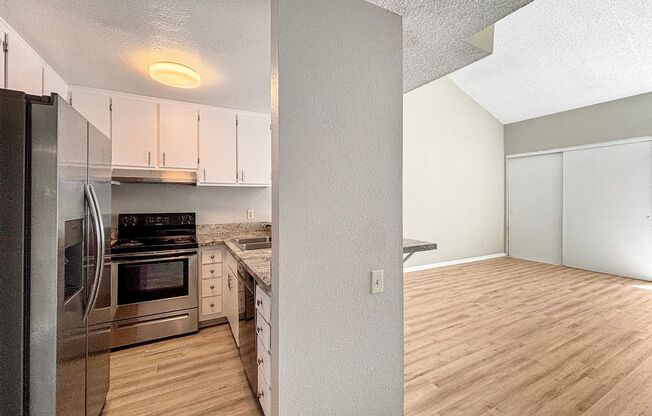 Spacious 1BD/1BA Condo in the Bay Ho Community W/ Community Pool & Laundry!