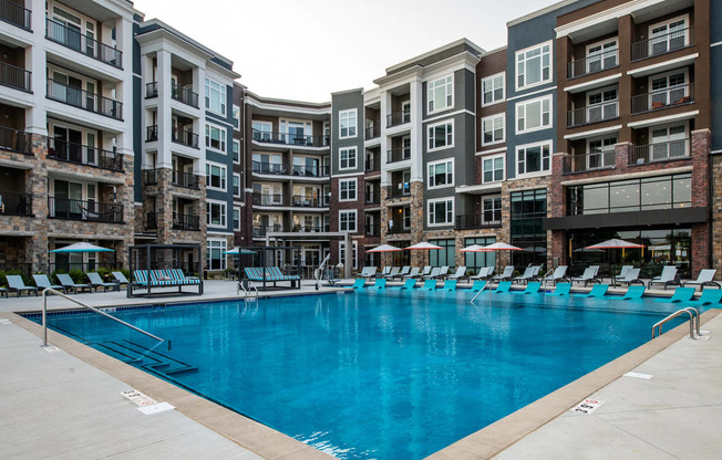 Swimming Pool Lenexa Apartments