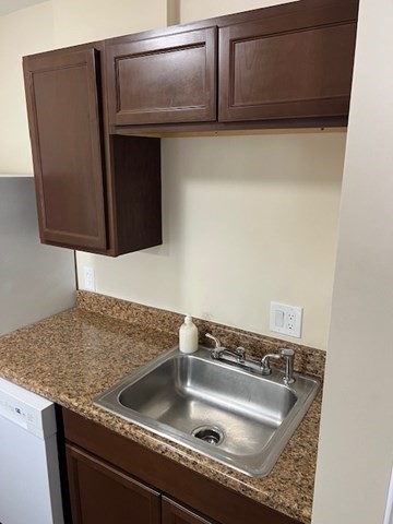 2 beds, 1 bath, 764 sqft, $2,100, Unit 1-27