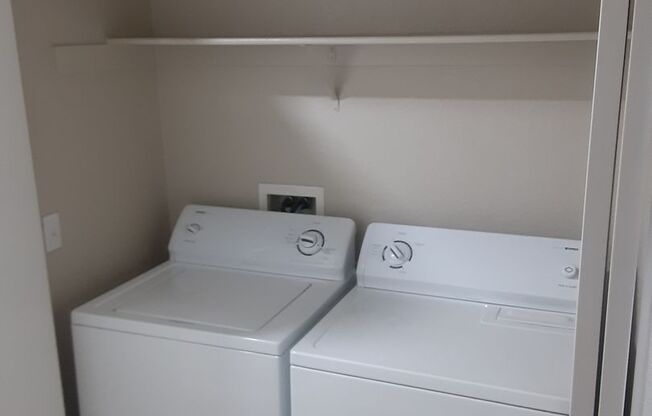 3 beds, 2 baths, 1,076 sqft, $2,250, Unit 2002