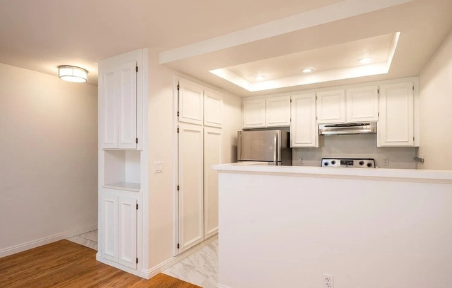 555 SEAVER DR