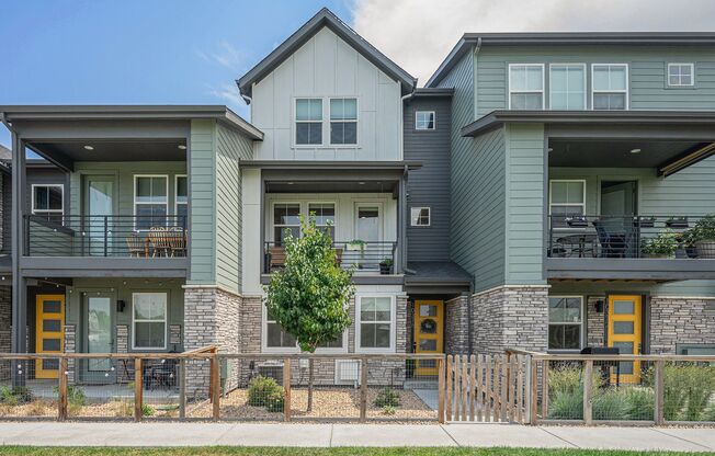 Stylish Town Home In Desirable Thornton Neighborhood