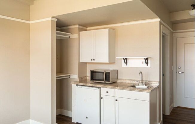 Studio, 1 bath, 190 sqft, $995, Unit 323