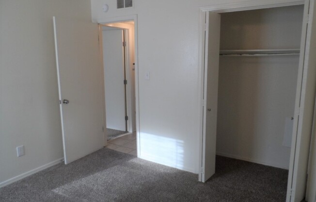 2 beds, 1 bath, 800 sqft, $850, Unit 1311 Glen Oaks #2