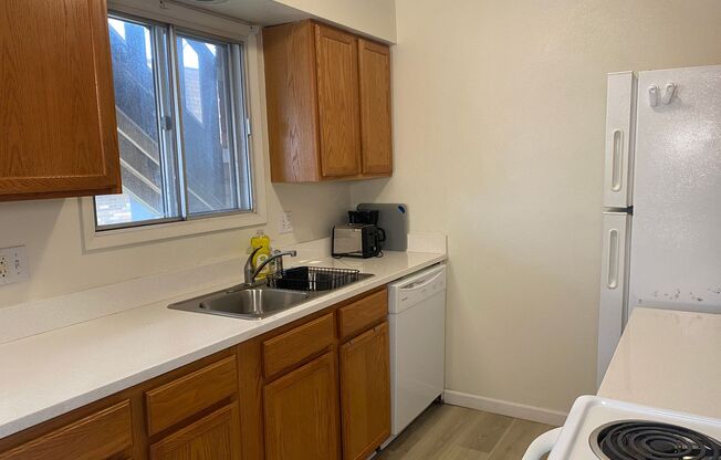 2 beds, 1 bath, 745 sqft, $1,100, Unit 700-6