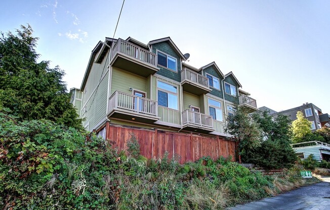 Large Queen Anne Townhome!