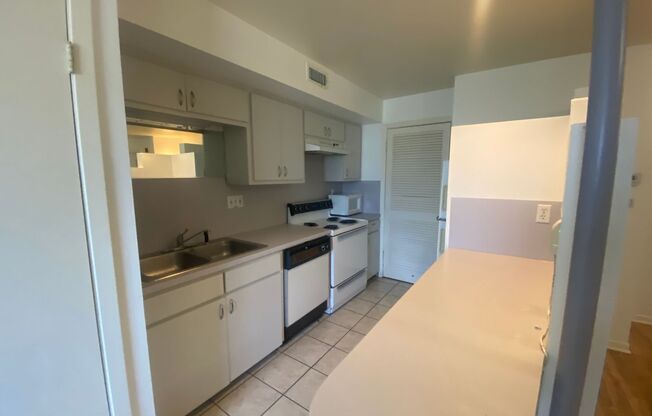 Studio, 1 bath, 700 sqft, $975, Unit Unit B