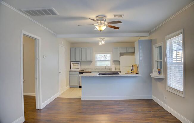 2 beds, 1 bath, 770 sqft, $1,250, Unit 4615 E 4th Place