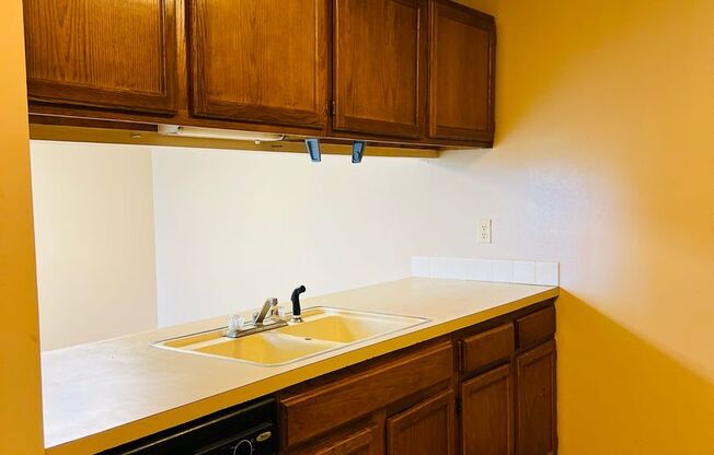 1 bed, 1 bath, $835, Unit B-23