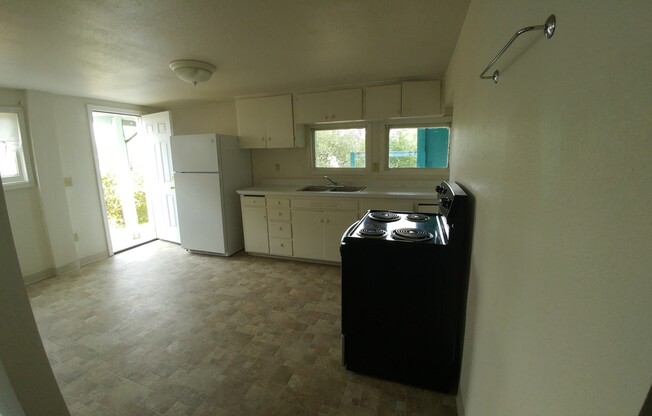 1 bed, 1 bath, 600 sqft, $800, Unit 527 1/2