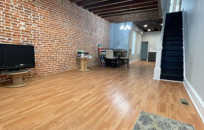 916 W Cambria Street