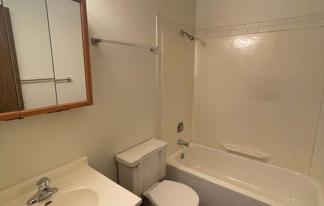 2 beds, 1 bath, 850 sqft, $750, Unit 2537-13