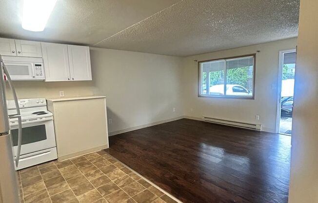 1 bed, 1 bath, 576 sqft, $1,195, Unit 14