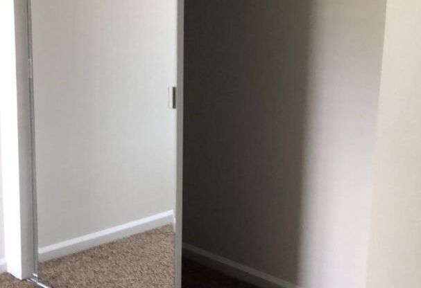 2 beds, 1 bath, 875 sqft, $2,200, Unit B07