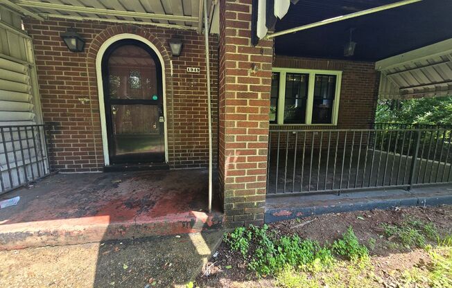 3 Bedroom House with Beautiful Front Porch - Conveniently Located