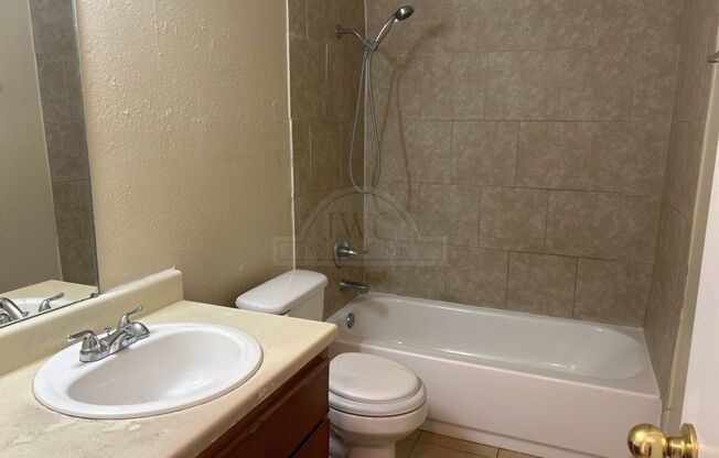 2 beds, 1 bath, $750, Unit 1906 Cedarhill Unit D