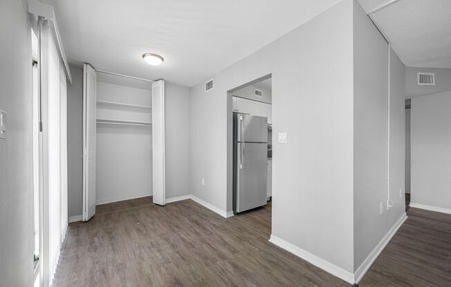 2 beds, 1 bath, 740 sqft, $1,395, Unit 211