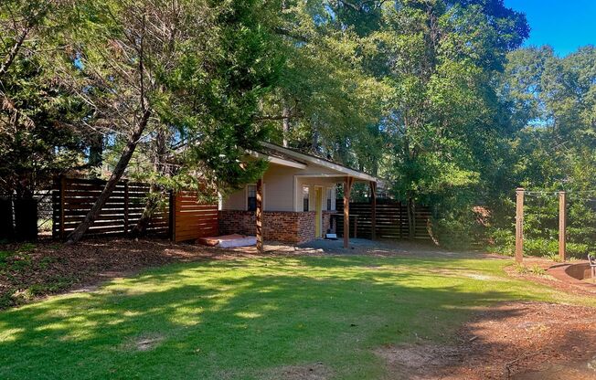 Super Cute One Level Home 1 mile from Toomers Corner