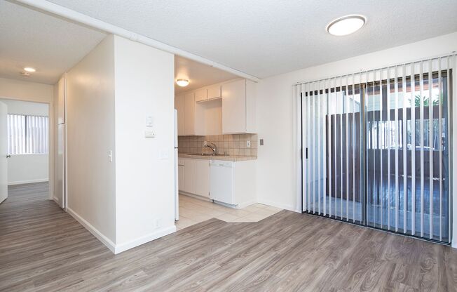 1 MONTH FREE!!! 2 BR in Pacific Beach with Parking and GREAT Location!