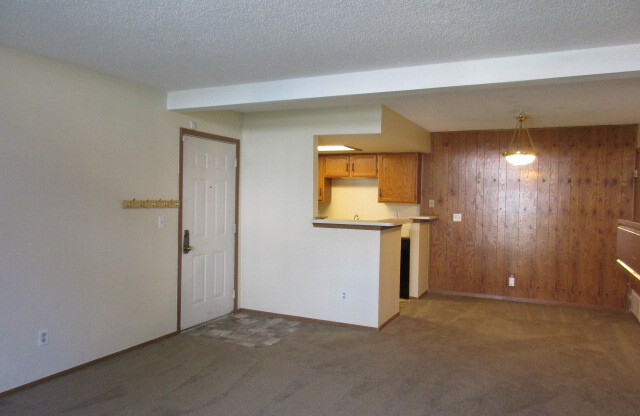 2 beds, 2 baths, 1,020 sqft, $1,900, Unit 921 S Zeno Way