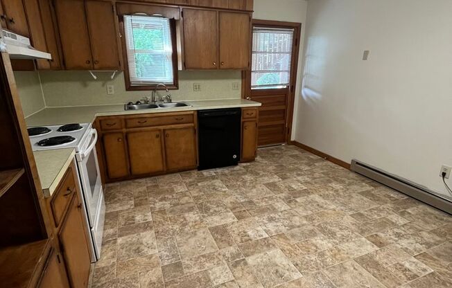 2 beds, 1 bath, 903 sqft, $1,170, Unit J-5