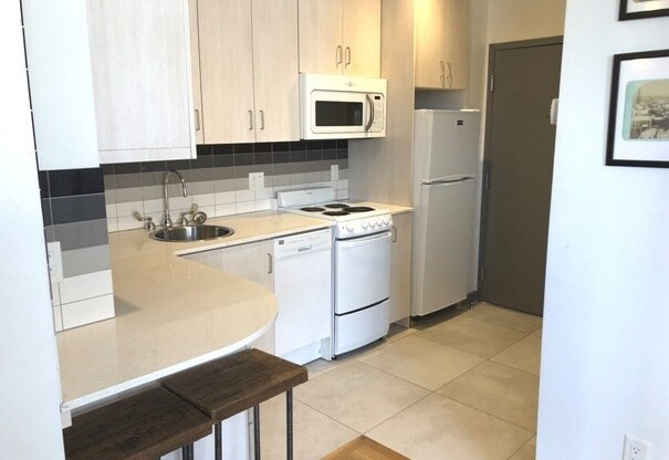 Studio, 1 bath, $2,600, Unit 62