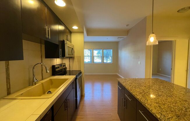 Stunning 1 Bed, 1 Bath Condo in Beaverton!! Access to Clubhouse, Community Pool, Gym and more!!