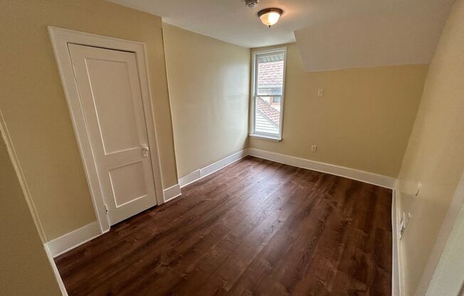 2 beds, 1 bath, $925, Unit 3- Lower Rear