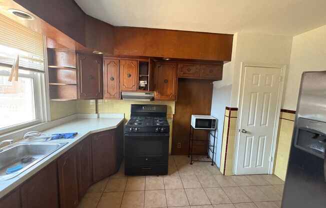3 beds, 1.5 baths, $1,550