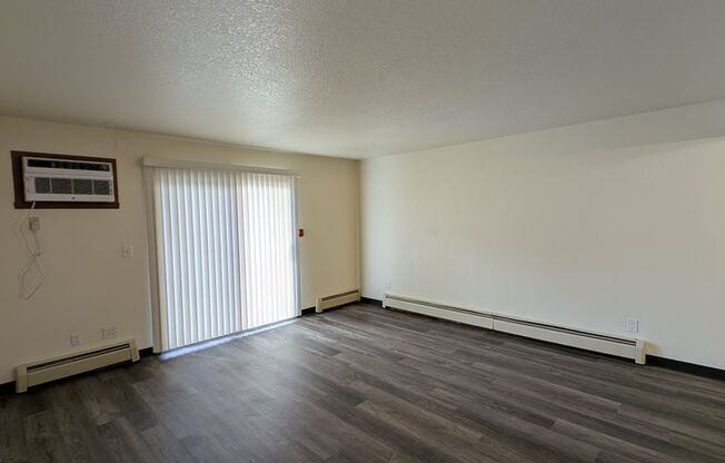 2 beds, 1 bath, 970 sqft, $1,249, Unit FB   2011