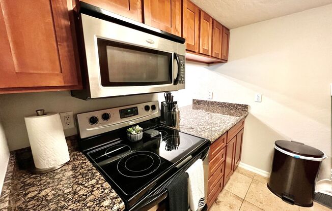 BEAUTIFUL 1 BEDROOM 1 BATHROOM CONDO CENTRALLY LOCATED!