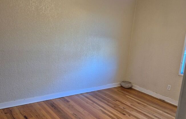 Charming 1 bed, 1 bath unit, with all of its original charm- *** Winter special 1/2 off the 1st month's rent***