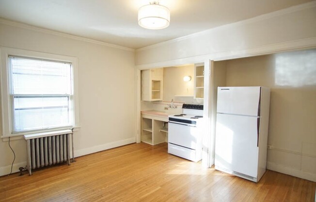Lease this Charming Hollywood Studio Available Late May!