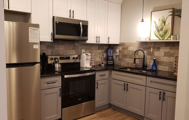 2 beds, 1 bath, $1,800, Unit Unit 32