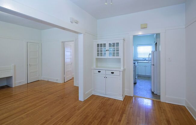 *OPEN HOUSE: 3/8 11AM-12PM*Bright 1 Bedroom Near Downtown/Bankers Hill with Extra Storage