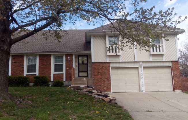 AVAILABLE NOW! Large Family SF Newly Renovated in North KC