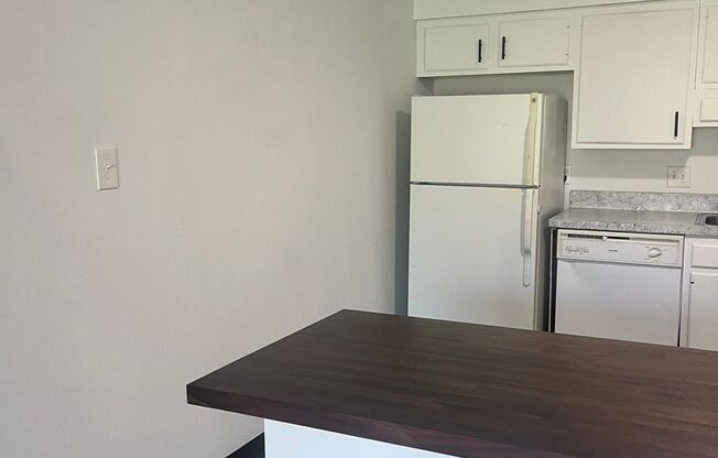 2 beds, 1 bath, 750 sqft, $885, Unit 6319-21