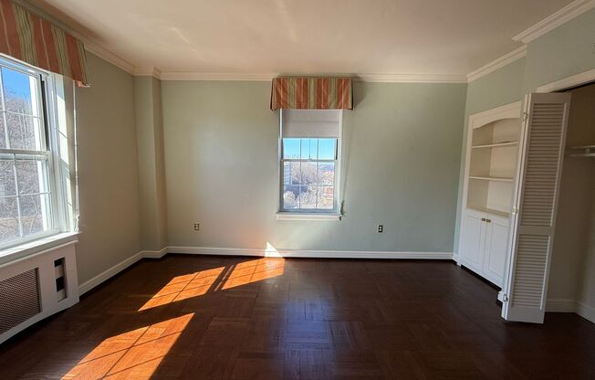 3 beds, 2 baths, 1,952 sqft, $3,200, Unit Royal York 916
