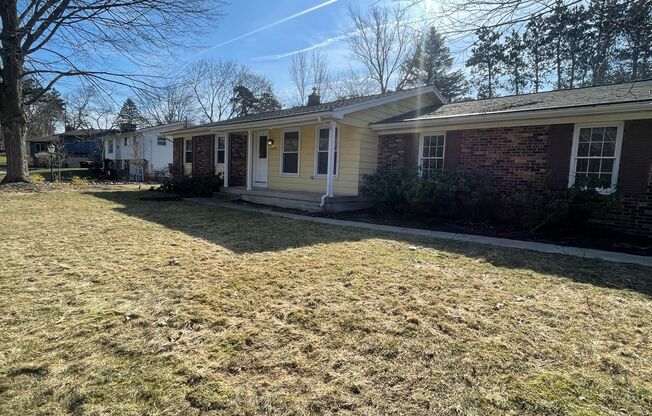 3 Bedroom Single Family Home in Forest Hills!