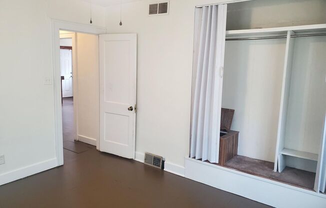 2 beds, 1 bath, $1,295