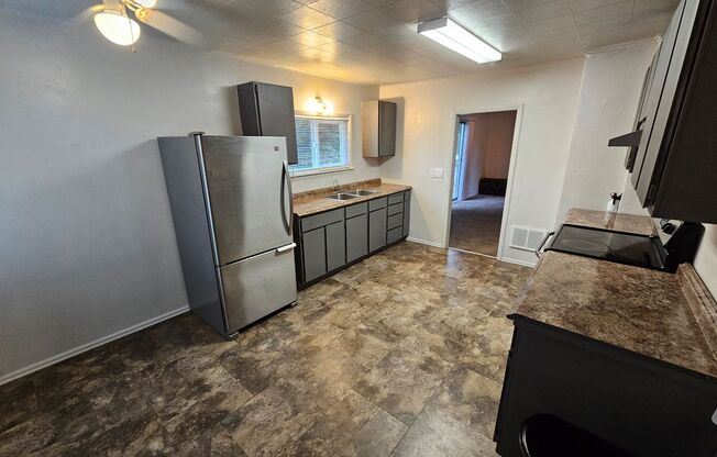 2 bedroom with fully fenced yard in bremerton, close to everything