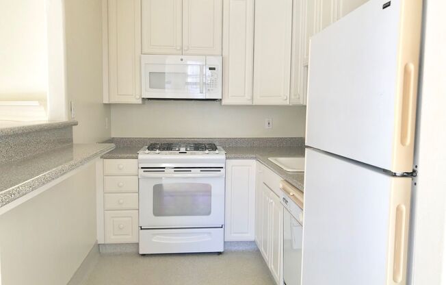 Stellar Location In Marina Top Floor 1 Bedroom / 1 Bath & Washer/Dryer