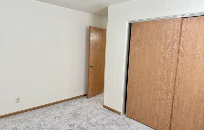 2 beds, 1 bath, $810, Unit 6