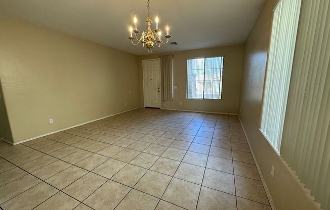 ⭐4 Bed / 2 Bath Single Level Phoenix Home with a 3 Car Garage⭐