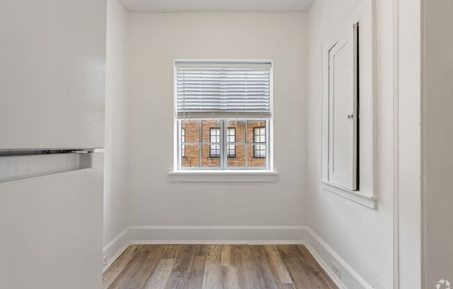 1 bed, 1 bath, 650 sqft, $909, Unit Montrose 14