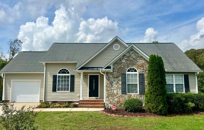 Three bedroom, 2 bath house in Mebane-Move in Special, see below!!